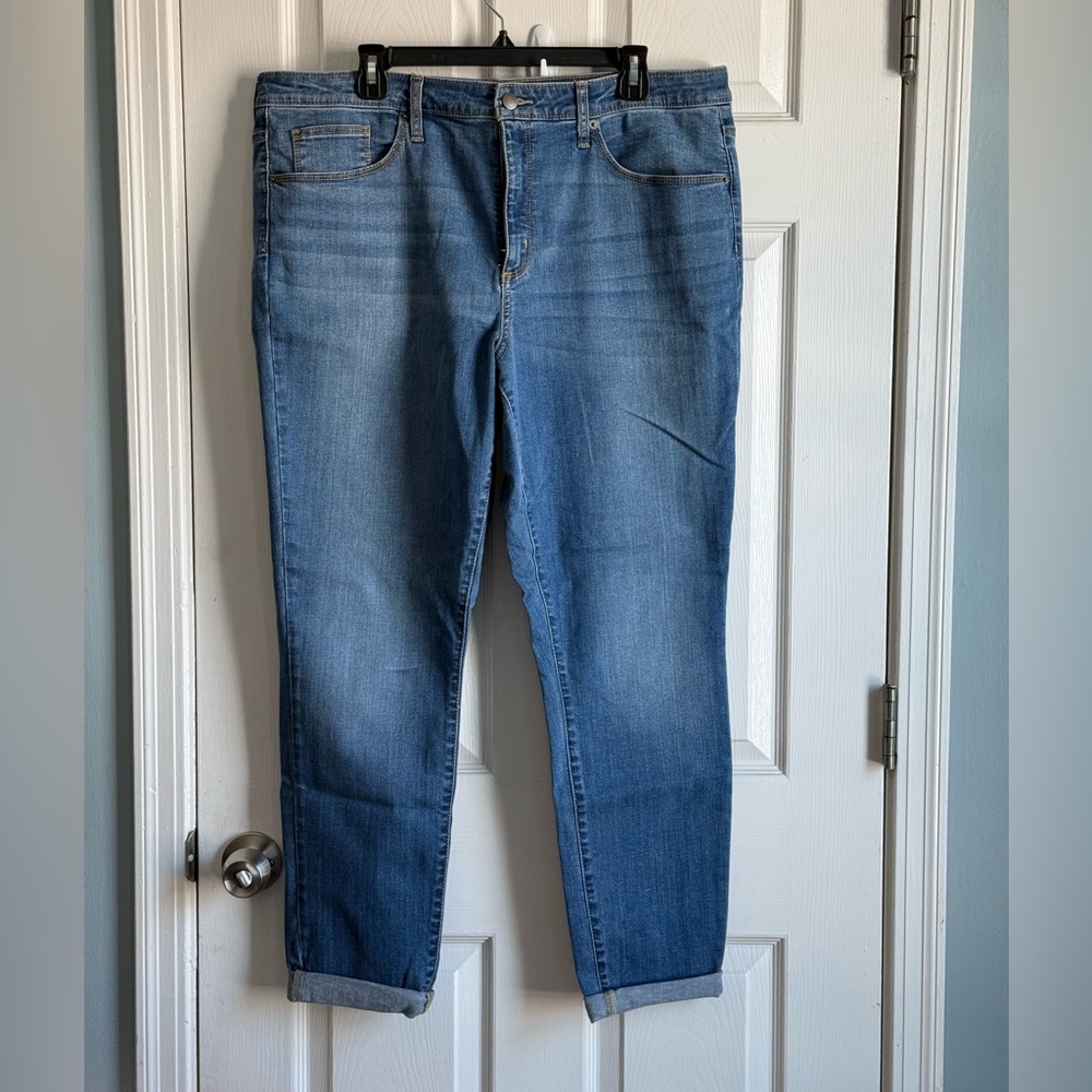 Universal Thread Cropped Jean